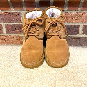 Great condition! Women’s SZ 5 UGG lace up ankle boots.